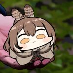  1girl :3 blurry blurry_background blush_stickers brown_hair chibi commentary feather_hair_ornament feathers hair_ornament hands hololive hololive_english jazz_jack lowres minigirl nanashi_mumei ponytail smile solo_focus symbol-only_commentary virtual_youtuber yellow_eyes 