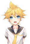  1boy aqua_eyes arms_behind_back aroeruji3 bass_clef blonde_hair blue_eyes blush close-up highres kagamine_len looking_at_viewer male_focus open_mouth sailor_collar short_hair short_sleeves smile solo_focus spiked_hair upper_body vocaloid white_background 