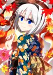  1girl alternate_costume autumn_leaves bead_bracelet beads black_hairband black_ribbon blue_eyes blurry blurry_foreground bracelet closed_mouth colored_eyelashes commentary_request falling_leaves flower from_behind hair_ribbon hairband highres japanese_clothes jewelry kimono konpaku_youmu leaf long_sleeves looking_at_viewer looking_back maple_leaf obi pink_flower print_kimono ribbon sash sazanami_mio short_hair silver_hair smile solo touhou upper_body wide_sleeves 