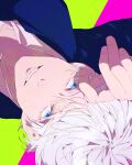  1boy arm_up bangs blue_eyes blue_jacket gojou_satoru green_background grin gugong_(90_un) highres jacket jujutsu_kaisen looking_at_viewer male_focus pink_background shirt short_hair smile solo two-tone_background upper_body upside-down white_hair white_shirt 