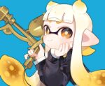  1girl aerospray_(splatoon) blonde_hair blue_background brown_eyes closed_mouth gradient_hair gun highres holding holding_gun holding_weapon inkling_girl inkling_player_character long_hair looking_at_viewer multicolored_hair pointy_ears sahata_saba simple_background smile solo splatoon_(series) splatoon_3 tentacle_hair thick_eyebrows two-tone_hair upper_body weapon white_hair yellow_pupils 