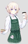  1girl absurdres alternate_costume apron banpen_(todoroki_hajime) blonde_hair choker coffee_cup cropped_legs cup disposable_cup green_apron grey_background highres holding holding_tray hololive hololive_dev_is long_sleeves looking_at_viewer multicolored_hair purple_eyes purple_hair shirt simple_background smile solo streaked_hair todoroki_hajime toketa_(toketa15) tray virtual_youtuber white_shirt 