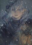  1boy black_gloves blue_cloak blue_eyes cloak earclip elezen elf falling_snow final_fantasy final_fantasy_xiv gloves haurchefant_greystone highres holding holding_lantern lantern looking_at_viewer male_focus pointy_ears short_hair silver_hair smile snow solo sukiri upper_body winter winter_clothes 