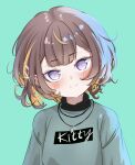  1girl anya_melfissa aqua_background aqua_shirt baggy_clothes blonde_hair blunt_bangs brown_hair clothes_writing hair_ornament highres hololive hololive_indonesia jewelry light_blush looking_at_viewer maaru_(jatjem1vy6nok0o) multicolored_hair pendant shirt short_hair simple_background smile streaked_hair turtleneck upper_body wavy_hair x_hair_ornament 