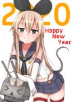  &gt;_&lt; 1girl 2020 absurdres black_hairband blonde_hair blue_skirt blush brown_eyes closed_mouth collarbone commentary_request elbow_gloves gloves hair_between_eyes hairband happy_new_year highres kantai_collection long_hair looking_at_viewer mouse_tail new_year pleated_skirt rensouhou-chan shimakaze_(kancolle) simple_background skirt smile striped striped_legwear tail thighhighs tiemu_(man190) white_background white_gloves zettai_ryouiki 