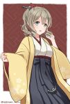  1girl black_hakama drill_hair green_eyes hair_between_eyes hair_ornament hair_ribbon hakama hakama_short_skirt hakama_skirt haori hatakaze_(kancolle) highres japanese_clothes kantai_collection kimono light_brown_hair medium_hair meiji_schoolgirl_uniform natsume_(natsume_melio) one-hour_drawing_challenge ponytail red_background red_ribbon ribbon skirt solo tareme twitter_username white_kimono 