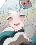  1girl close-up girls&#039;_frontline green_hair green_pupils grey_hair grin hair_ornament highres hillly_(maiwetea) jewelry long_hair looking_at_viewer mag-7_(girls&#039;_frontline) multicolored_hair necklace open_mouth orange_eyes smile solo square_pupils streaked_hair sweatdrop 