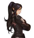  1girl artist_name black_hair black_jacket brown_gloves crossed_arms elezen elf final_fantasy final_fantasy_xiv from_behind gloves hilda_ware jacket long_hair looking_at_viewer looking_back muraicchi_(momocchi) parted_lips pointy_ears ponytail red_eyes simple_background smile solo upper_body white_background 