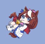  1girl animal_ears ascot asymmetrical_gloves bendy_straw blue_background blue_eyes blue_gloves blush boots brown_hair chibi cup disposable_cup drinking drinking_straw epaulettes full_body gloves hair_ribbon highres hitomiz holding holding_cup horse_ears horse_girl horse_tail jacket looking_at_viewer mismatched_gloves multicolored_hair pink_neckwear pink_ribbon pleated_skirt ponytail ribbon simple_background single_epaulette skirt solo streaked_hair tail tokai_teio_(umamusume) umamusume white_footwear white_gloves white_hair white_jacket white_skirt 