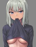  1girl bangs black_shirt blue_eyes breasts closed_mouth clothes_lift commentary_request eyebrows_visible_through_hair hashi lifted_by_self long_hair looking_at_viewer medium_breasts mouth_hold no_bra original shirt shirt_lift silver_hair simple_background solo underboob upper_body 
