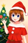  1girl bare_shoulders belt blue_eyes blurry blurry_background blush brown_belt brown_hair christmas christmas_ornaments christmas_tree commentary english_text eyebrows_visible_through_hair fur-trimmed_shirt fur_trim hair_ornament hat headwear_writing highres looking_at_viewer lyrical_nanoha mahou_shoujo_lyrical_nanoha mahou_shoujo_lyrical_nanoha_a&#039;s off-shoulder_shirt off_shoulder open_mouth pleated_skirt red_headwear red_skirt santa_costume santa_hat shin_(ustir7) shirt short_sleeves skirt smile solo standing star_ornament upper_body waving x_hair_ornament yagami_hayate 