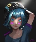  1girl arcane:_league_of_legends arm_up artist_name bangs black_headwear character_name child collarbone facepaint gradient gradient_background green_eyes green_shirt hair_ornament hairclip hat highres jinx_(league_of_legends) league_of_legends messy_hair parted_lips portrait powder_(arcane) shiny shiny_hair shirt short_hair smile solo teeth yido_(yidoarts) 