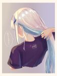  1girl absurdres blue_hair from_above from_behind hair_ornament highres hitanu holding_own_hair lize_helesta long_hair multicolored_hair nijisanji purple_shirt shirt short_sleeves solo speech_bubble translation_request two-tone_hair virtual_youtuber white_hair 