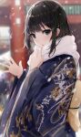  1girl :o back_bow bangs black_hair blue_eyes blue_kimono blurry blurry_background bow commentary_request day depth_of_field enpera eyebrows_visible_through_hair from_side highres japanese_clothes kimono kurokuro_illust long_hair long_sleeves looking_at_viewer looking_to_the_side open_mouth original outdoors print_kimono scarf snowing solo torii waving white_scarf wide_sleeves winter yellow_bow yukata 
