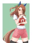  1girl animal_ears black_thighhighs bow brown_hair character_name closed_mouth commentary cowboy_shot ear_covers green_background green_bow gym_shirt gym_shorts gym_uniform hair_bow head_tilt highres horse_ears horse_girl horse_tail kemuri_(etep3372) king_halo_(umamusume) long_hair looking_at_viewer one_side_up pink_shorts race_bib red_eyes shirt short_sleeves shorts smile solo standing swept_bangs tail thighhighs translated umamusume white_shirt 