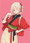  1girl bob_cut breasts clenched_teeth commentary cowboy_shot hair_ribbon hashtag-only_commentary imigimuru japanese_clothes kimono looking_at_viewer lycoris_recoil medium_breasts nishikigi_chisato obi official_alternate_costume one_eye_closed one_side_up pink_background red_eyes red_kimono red_ribbon ribbon sash simple_background smile solo tasuki teeth v 