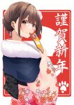  1girl back_bow bangs black_bow blush bow brown_eyes brown_hair closed_mouth eyebrows_visible_through_hair floral_print from_side fur_collar hagoita holding holding_paddle japanese_clothes kimono long_sleeves looking_at_viewer looking_to_the_side minato_yu new_year obi original paddle pink_kimono print_kimono red_background sash short_hair smile solo translation_request two-tone_background upper_body wide_sleeves yukata 