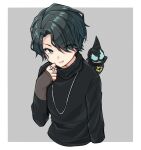  1boy aqua_eyes armor bat_genome black_armor black_hair black_shirt chibi chibi_inset demon_boy evil_smile eyebrows eyebrows_visible_through_hair gothic grey_background horns jewelry kagero_(kamen_rider_revice) kamen_rider kamen_rider_evil kamen_rider_revice multiple_rings necklace outside_border ring shirt single_horn smile thousand_(sentyuu89) upper_body 