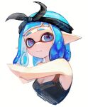  1girl black_hairband blue_eyes blue_pupils bow_hairband breasts cleavage closed_mouth commentary_request hairband inkling inkling_girl inkling_player_character kodak_painter looking_at_viewer medium_hair pointy_ears simple_background solo splatoon_(series) splatoon_3 tentacle_hair thick_eyebrows upper_body white_background 