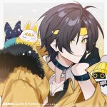  &gt;_&lt; 1boy 3others :3 absurdres animal artist_name asaba_harumasa asaboo_(zenless_zone_zero) bangboo_(zenless_zone_zero) beanie black_gloves black_hair blue_cat blue_scarf cat choker closed_mouth coat collarbone commentary gloves gradient_background half_gloves hat headband highres looking_at_viewer male_focus multiple_others naru9 parted_bangs pom_pom_(clothes) pom_pom_beanie scarf shirt short_hair smile snowing upper_body white_cat white_shirt wristband yellow_background yellow_coat yellow_hat yellow_headband yellow_scarf zenless_zone_zero 