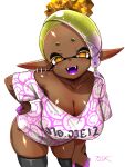  +_+ 1girl :d black_thighhighs blonde_hair breasts cleavage clothes_writing collarbone commentary_request dark-skinned_female dark_skin dated_commentary fangs frye_(splatoon) gradient_hair highres large_breasts looking_at_viewer multicolored_hair open_mouth purple_hair shirt simple_background smile solo splatoon_(series) splatoon_3 t2ukmyjm thighhighs thighs white_background white_shirt yellow_eyes 