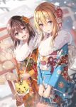  2girls :d bag bangs blonde_hair blue_eyes blue_kimono blurry blurry_background blush brown_hair building dutch_angle floral_print fur_collar fur_trim furisode hair_ornament hand_up handbag hatsumoude highres holding holding_bag japanese_clothes kimono long_hair long_sleeves looking_at_viewer morigami_(morigami_no_yashiro) multiple_girls obi open_mouth orange_kimono original outdoors parted_lips sash shrine smile snow snowing standing waving 