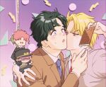  &gt;_&lt; 4boys black_hair blonde_hair blue_eyes candy chibi chocolate chocolate_bar dio_brando food formal hierophant_green implied_kiss jojo_no_kimyou_na_bouken jonathan_joestar kakyoin_noriaki kiss kissing_cheek kujo_jotaro male_focus multiple_boys necktie phantom_blood red_eyes red_hair shadow shim_(user_xsvv5753) stand_(jojo) stardust_crusaders suit tentacles 