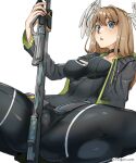  1girl black_bodysuit blue_eyes blue_pupils bodysuit breast_tattoo breasts choker condylonucla eunie_(xenoblade) eyebrows_visible_through_hair fingernails gun head_wings highres holding holding_weapon large_breasts looking_at_viewer open_mouth partially_visible_vulva rifle simple_background solo squatting tattoo tiptoes twitter_username weapon white_background white_wings wings xenoblade_chronicles_(series) xenoblade_chronicles_3 
