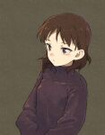  1girl bangs black_sweater brown_eyes brown_hair commentary_request green_background highres long_sleeves medium_hair original shiratama_(hockey) solo sweater turtleneck upper_body 