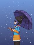  1girl bangs beanie black_headwear blue_background blue_hair from_side gradient gradient_background hat holding holding_umbrella long_sleeves melit multicolored_clothes outdoors pixel_art purple_eyes purple_umbrella shima_rin short_hair snowing solo standing umbrella winter_clothes yurucamp 