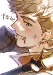  1boy blonde_hair brown_gloves clenched_hand close-up dirty dirty_face face gloves granblue_fantasy green_eyes highres injury looking_at_viewer male_focus mansu short_hair smile solo teeth translated vane_(granblue_fantasy) 
