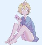  1girl :/ absurdres ahoge bare_legs barefoot blonde_hair blue_background blue_shirt cellphone closed_mouth drawfag expressionless facing_viewer hand_on_own_leg highres holding holding_phone jitome legs looking_to_the_side non-web_source original phone purple_eyes shirt short_hair short_sleeves simple_background sitting smartphone solo toes 
