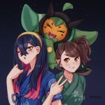  2girls ;o artist_name black_hair blush brown_eyes brown_hair carmine_(pokemon) colored_inner_hair crossed_bangs eyelashes hair_between_eyes hairband highres japanese_clothes jinbei_(clothes) juliana_(pokemon) locked_arms long_hair looking_at_viewer mole mole_under_eye multicolored_hair multiple_girls ogerpon one_eye_closed open_mouth pokemon pokemon_(creature) pokemon_sv red_hair short_ponytail side_ponytail smile symoca two-tone_hair upper_body v yellow_eyes yellow_hairband 