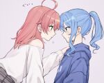  2girls blue_eyes blue_hair blue_hoodie blush closed_mouth commentary eye_contact from_side gannbarimasu35 green_eyes hand_on_another&#039;s_shoulder hololive hood hoodie hoshimachi_suisei long_hair looking_at_another multiple_girls off-shoulder_shirt off_shoulder pink_hair ponytail pout profile purple_background sakura_miko shirt simple_background sweatdrop symbol-only_commentary translated virtual_youtuber white_shirt yuri 