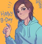  1girl :3 aqua_hoodie birthday black_eyes bob_cut brown_hair casual closed_mouth commentary curled_fingers dated davriann drawstring drop_shadow eizouken_ni_wa_te_wo_dasu_na! english_commentary hand_up happy_birthday highres hood hood_down hoodie long_sleeves looking_at_viewer loose_hair_strand messy_hair mizusaki_tsubame notice_lines orange_background portrait short_hair simple_background smile solo spread_fingers swept_bangs thick_eyebrows upper_body 