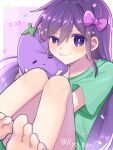  1girl aubrey_(headspace)_(omori) aubrey_(omori) bare_legs barefoot blush border bow closed_mouth collarbone commentary confetti convenient_leg dated double-parted_bangs english_commentary feet full_body green_shirt hair_between_eyes hair_bow happy_birthday heart highres holding holding_stuffed_toy knees_together_feet_apart knees_up long_hair looking_at_viewer mr._plantegg_(omori) omori outside_border pink_bow purple_background purple_eyes purple_hair ryo_pen17 shirt short_sleeves simple_background sitting smile solo stuffed_eggplant stuffed_toy toes twitter_username uneven_eyes v-shaped_eyebrows very_long_hair white_border 