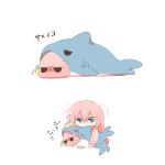 >_< 1girl animal_costume blue_eyes bocchi_the_rock! chibi chibi_only commentary_request flying_sweatdrops gotoh_hitori gotoh_hitori_(tsuchinoko) holding long_hair long_sleeves pink_hair rebecca_(keinelove) shark_costume simple_background translation_request tsuchinoko white_background 
