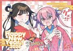  2026 2girls ;) akagi_natsuichi black_hair blush checkered_background commentary_request crossed_bangs double-parted_bangs fang flipped_bangs grin hair_rings happy_new_year highres holding holding_omikuji ichikaba_chika japanese_clothes kimi_to_board_game_ga_tsukuritai! kimono long_hair looking_at_viewer multiple_girls new_year nose_blush omikuji one_eye_closed open_mouth pink_eyes pink_hair pink_kimono red_eyes red_kimono seigaiha single_hair_ring smile translation_request turn_pale twintails unno_tsuki 