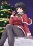  1girl :3 absurdres bell belt black_belt black_hair black_pantyhose blurry blurry_background blush bob_cut bow bowtie breasts capelet christmas christmas_tree commentary_request dress fur-trimmed_capelet fur_trim green_bow green_bowtie grey_eyes highres k1kojima long_sleeves looking_at_viewer medium_breasts original pantyhose red_capelet red_dress smile solo suzunatsu_ichiha twitter_username 