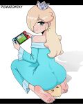  >_< 1boy 1girl 1other aqua_dress aqua_eyes ass bare_shoulders barefoot blonde_hair blue_gem butt_crack dress earrings feet gem hair_over_one_eye highres jeweled_crown jewelry long_dress long_sleeves looking_at_viewer looking_back luma_(mario) mario mario_(series) nintendo_switch outline pigwazowzky playing_games playing_video_games red_gem rosalina shadow signature silver_crown sitting sitting_on_face smile soles star_(symbol) star_earrings super_mario_galaxy toes wariza white_outline 