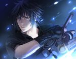  1boy absurdres black_hair blue_eyes closed_mouth commentary_request final_fantasy final_fantasy_xv forehead gloves glowing highres holding holding_weapon male_focus noctis_lucis_caelum on_(isk1812) short_hair short_sleeves solo sparkle spiked_hair upper_body v-shaped_eyebrows weapon 