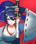  1girl bangs black_gloves bow breasts cleavage closed_mouth fingerless_gloves fingernails gloves hair_bow highres holding holding_sword holding_weapon japanese_clothes katana kimono lips long_hair long_sleeves looking_at_viewer original ponytail purple_eyes purple_hair red_background sheath simple_background solo sword tanwq unsheathing weapon white_kimono 