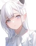  1girl ahoge bad_id bad_twitter_id blue_eyes demon_girl demon_horns highres horns long_hair looking_at_viewer nekojira original parted_lips pointy_ears shirt sidelocks simple_background solo thea_(nekojira) upper_body white_background white_hair white_shirt 