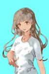  1girl bangs blue_background brown_eyes brown_hair collarbone commentary highres long_hair looking_at_viewer muyu713 original parted_lips shirt short_sleeves simple_background smile solo upper_body white_shirt 