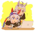  2girls ahoge animal_ears artist_name bangs black_shirt blue_eyes commentary_request computer fang grey_eyes grey_hair hair_ornament hairband hand_on_another&#039;s_shoulder headband horse_ears jitome laptop long_hair mouse_(computer) mukakin multicolored_hair multiple_girls no_mouth oguri_cap_(umamusume) open_mouth shirt short_sleeves sweat table tamamo_cross_(umamusume) translation_request two-tone_hair umamusume upper_body v-shaped_eyebrows 