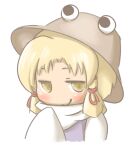  1girl blonde_hair blush chibi cropped_torso eyebrows_behind_hair hair_ribbon hat highres jitome looking_at_viewer moriya_suwako rass-mameki ribbon sidelocks simple_background smirk solo touhou turtleneck upper_body white_background yellow_eyes 