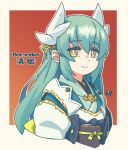  1girl bangs blue_kimono brown_background closed_mouth commentary_request cropped_torso dragon_horns eyebrows_visible_through_hair fate/grand_order fate_(series) green_hair hair_between_eyes horns japanese_clothes kimono kiyohime_(fate) kiyohime_(swimsuit_lancer)_(fate) long_hair looking_at_viewer mawaru_(mawaru) obi red_background sash smile solo translation_request two-tone_background upper_body yellow_eyes 