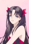  1girl black_hair blue_eyes bow danxing_aipangzi dress fate/stay_night fate_(series) hair_bow hair_intakes highres long_hair looking_at_viewer parted_lips pink_background red_bow red_dress solo strapless strapless_dress tohsaka_rin very_long_hair 