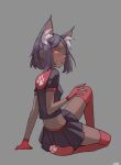  1girl :3 absurdres animal_ear_fluff animal_ears artist_name bangs black_shirt black_skirt blush breasts cat cat_ears cat_girl commentary crop_top dark-skinned_female dark_skin extra_ears eyebrows_visible_through_hair fang gloves grey_background highres kiritzugu looking_at_viewer looking_back medium_breasts medium_hair midriff miniskirt no_shoes open_mouth original parted_bangs partially_fingerless_gloves paw_print paw_print_soles pleated_skirt puffy_short_sleeves puffy_sleeves purple_hair red_eyes red_footwear red_gloves red_legwear shirt short_hair short_sleeves sidelocks signature simple_background sitting skirt slit_pupils smile solo teeth thighhighs 