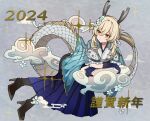  1girl 2024 alternate_costume black_footwear blonde_hair blue_gloves blue_kimono boots cloud commentary_request crossed_arms dragon_girl dragon_horns dragon_tail flower genshin_impact gloves grey_background hair_flower hair_ornament hakama high_heel_boots high_heels highres horns japanese_clothes kimono kuromu_shado lumine_(genshin_impact) patterned_background short_hair short_hair_with_long_locks solo tail translation_request white_flower yellow_eyes 